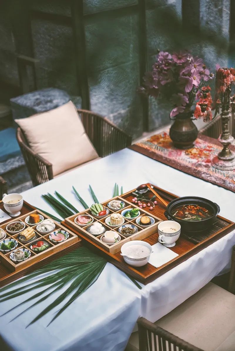 拜托!喝一杯价值8000多万的古树茶,住雪山博物馆酒店,超酷欸