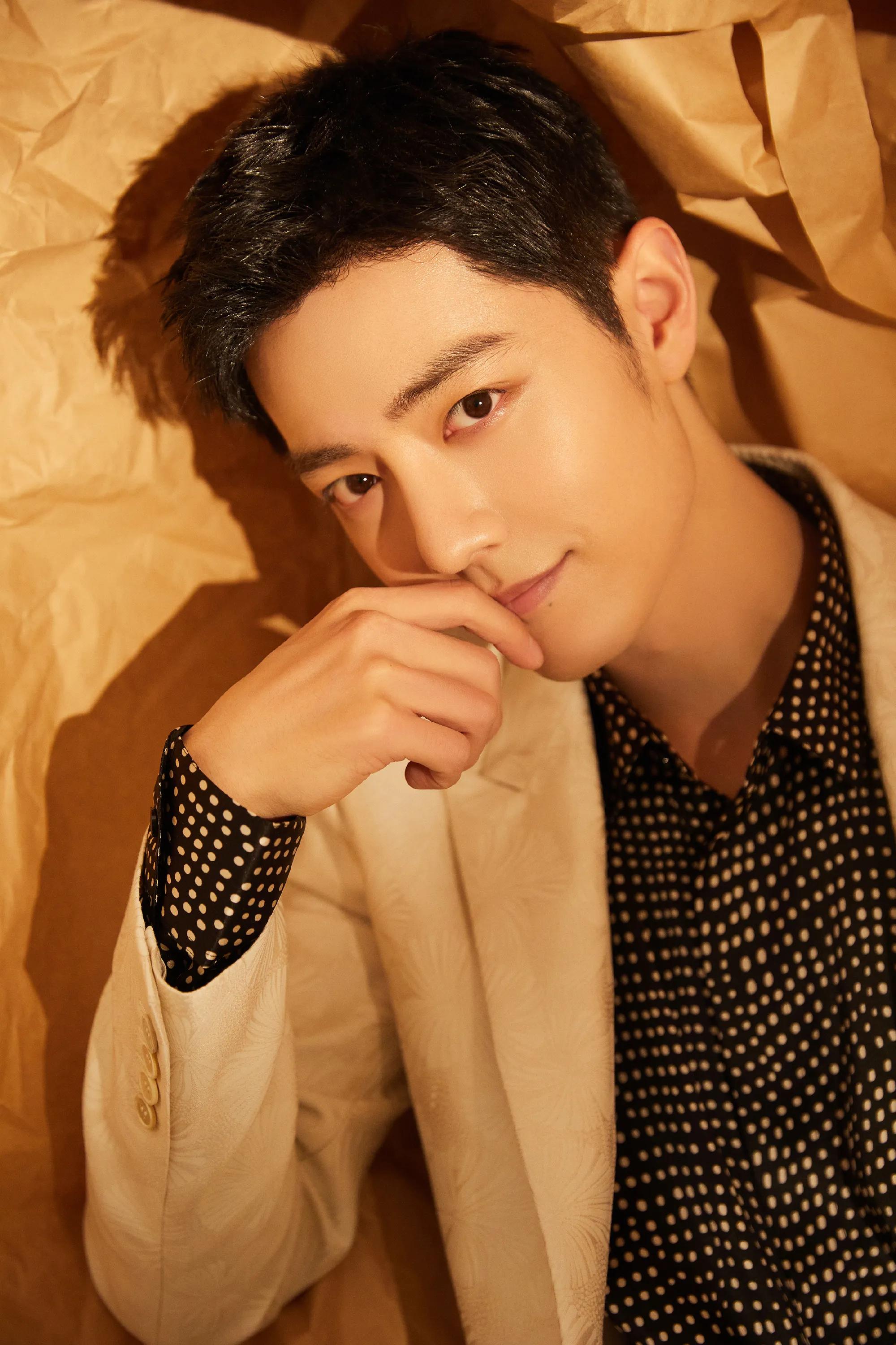 肖战近期活动造型,肖战微博之夜两套造型