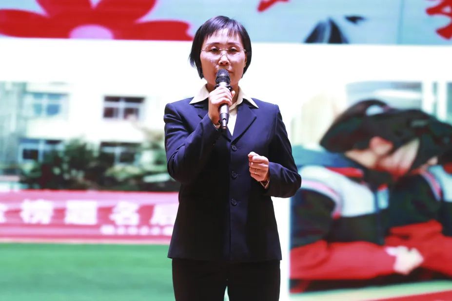 对标楷模塑师风争做四有好教师——宜川中学教育集团开展“亲其师、信其道”师德演讲活动