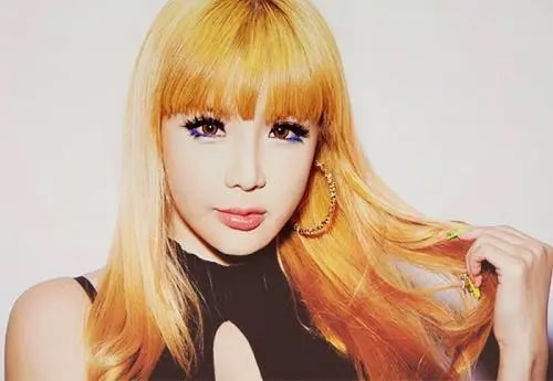 她曾比Lisa还火爆，却因服用“禁药”被*制抵**，如今宛如“充气人”