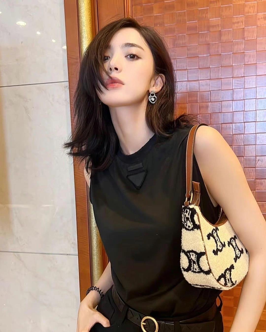 今年流行的一款简单又气质的发型,一款减龄又好看的发型今年很流行