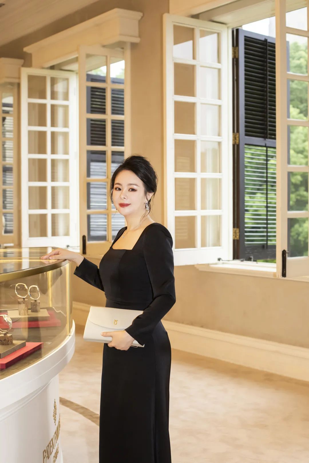 英国女王背爱马仕,英国女王背的香奈儿包包