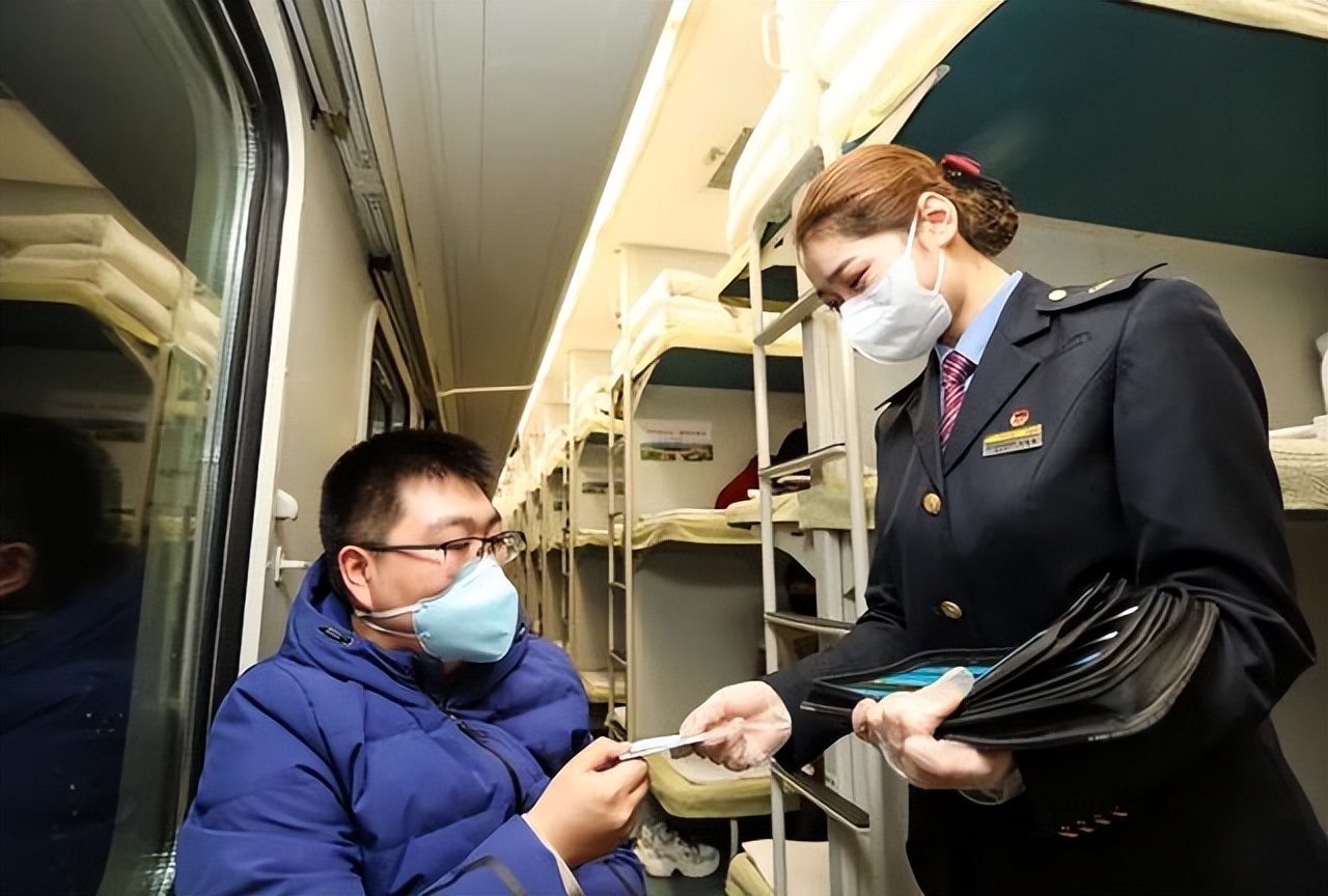 美国姑娘无法理解：中国人是不是有点闲，车票收走又还回来？