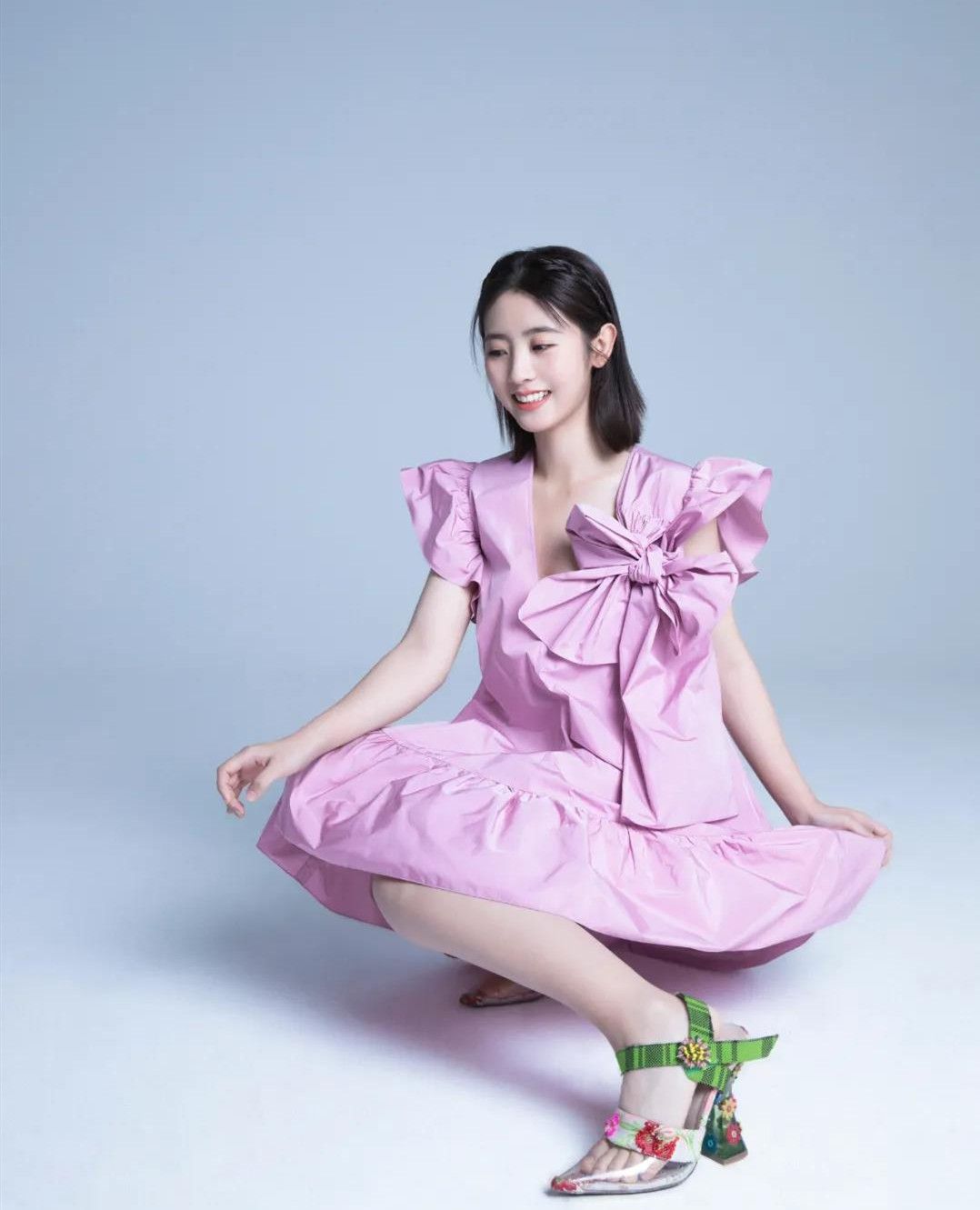 邢菲一袭白裙清新甜美,邢菲可爱少女照片