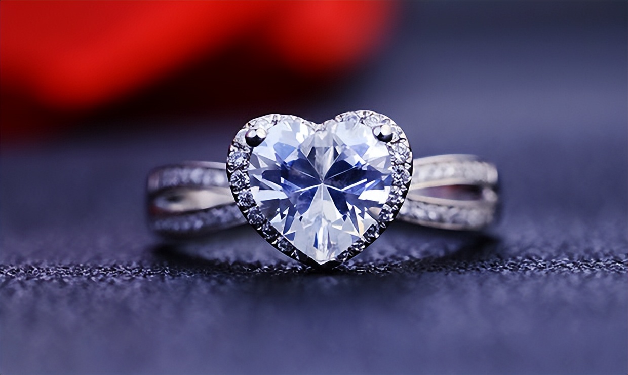 买了订婚戒指还要买结婚戒指吗,订婚戒指和结婚戒指一共多少钱