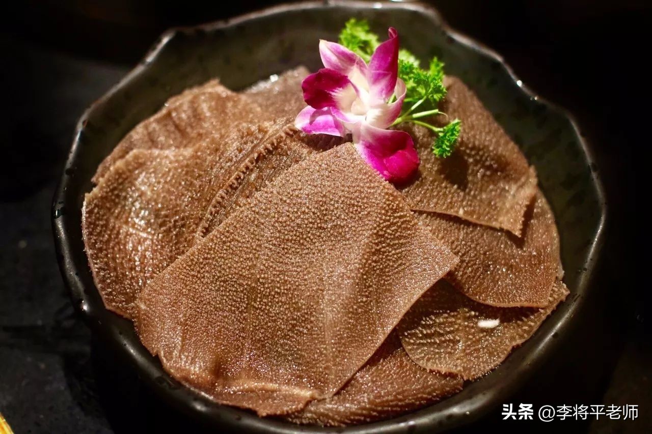 为什么外国人养牛在牛身上开个洞,现在的奶牛都在牛身上开洞吗