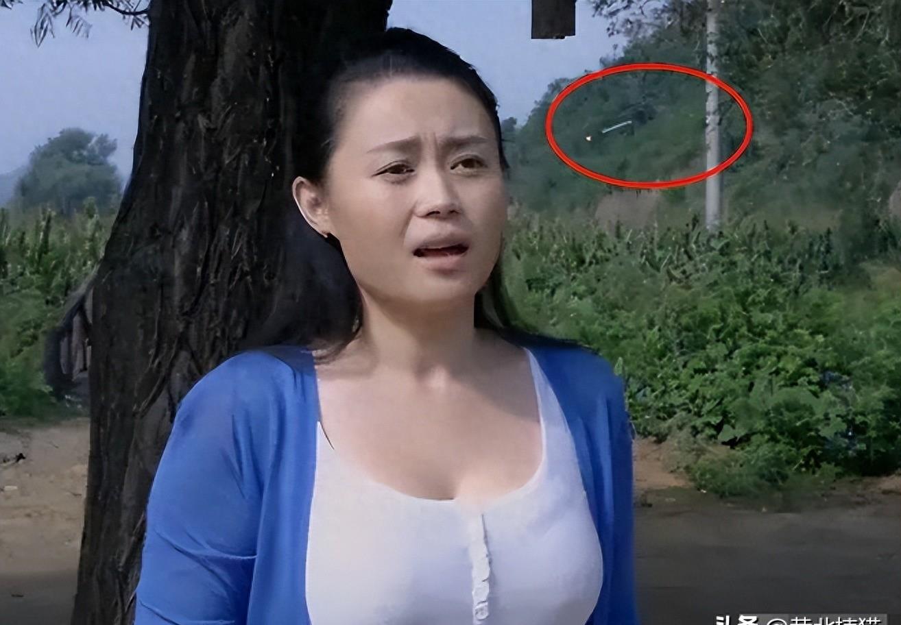 *绑捆**露大胸、台词乱来，这些“*辱侮**观众”的剧情，真把观众当傻子