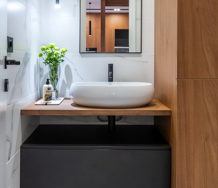 卫生间漏水补漏找谁好,卫生间漏水怎么找维修人员处理