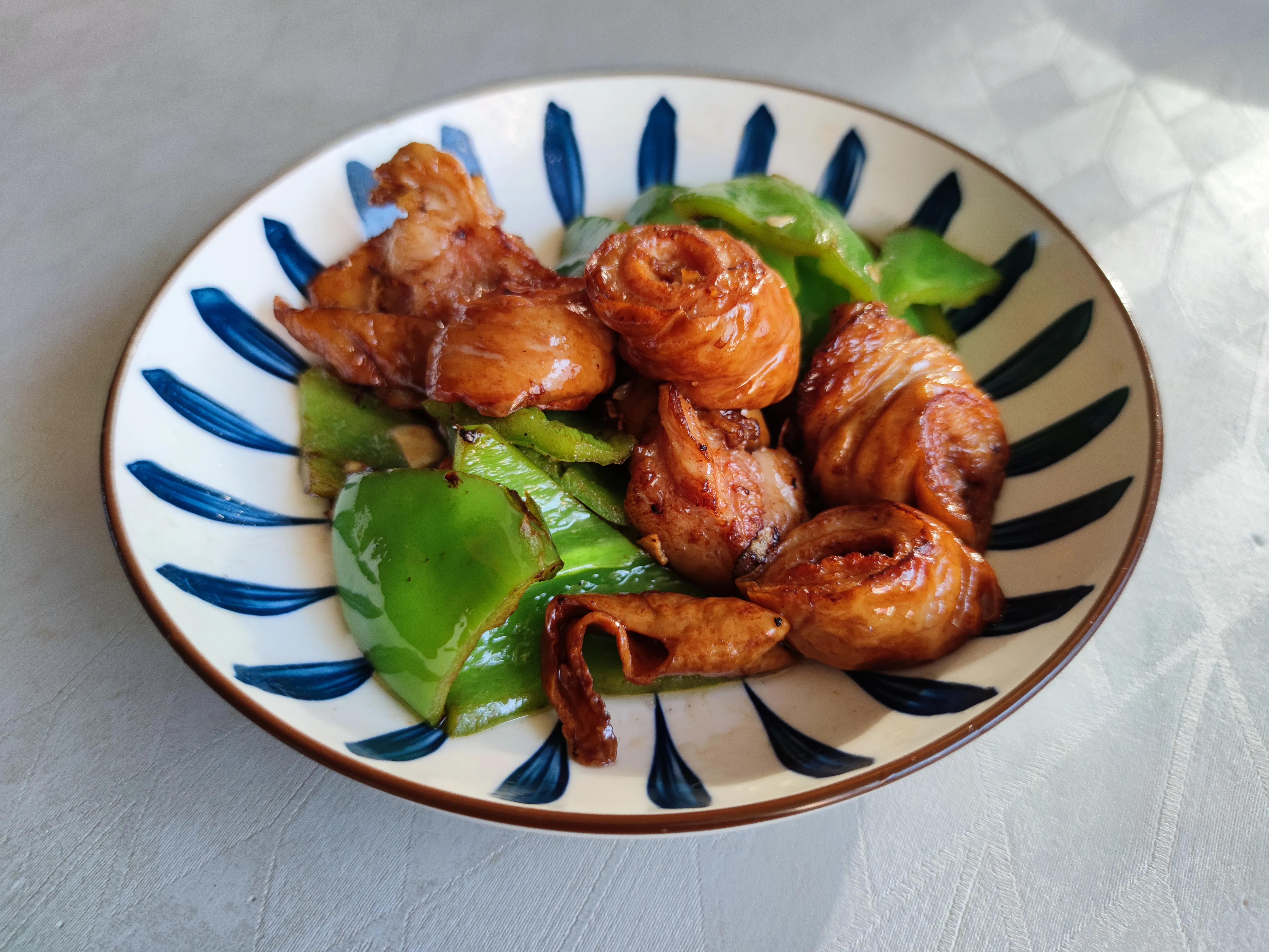 饭店里的菜为啥下饭,饭店里的菜为什么都不咸