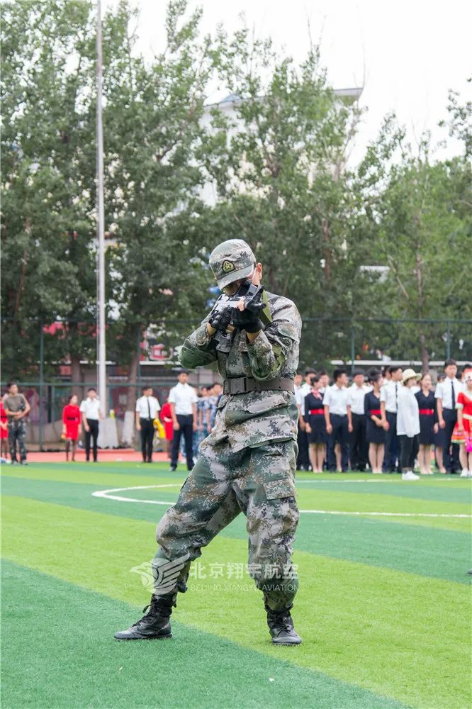 走进学校让心情愉悦,走进安静整洁的教室时我深感自豪