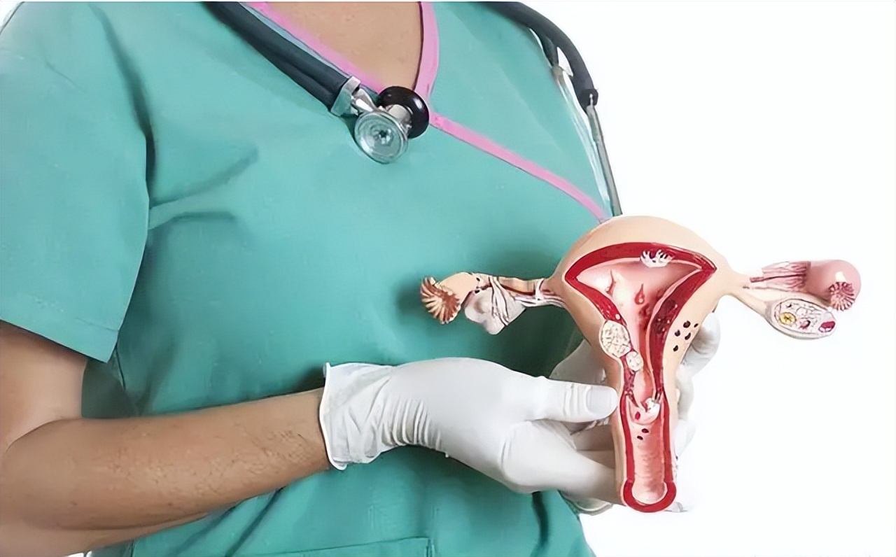 女人摘掉卵巢后与正常女人的区别,女性摘掉子宫会显老吗