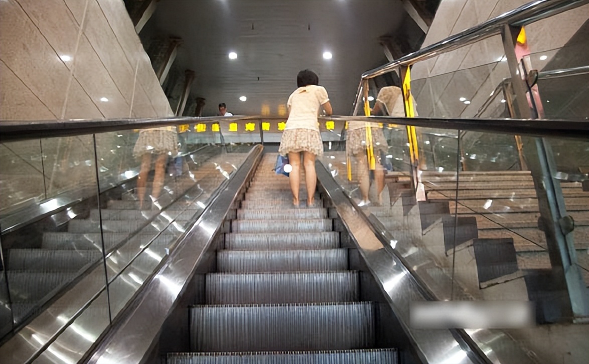 女子试穿包臀裙拒绝退款,包臀裙退换顾客遭到店员责骂