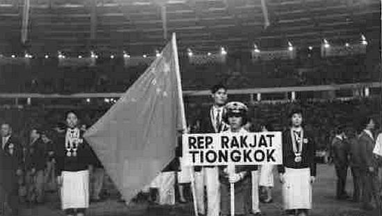 1960年中国足球开始走下坡路，贺龙下令解散国足：到部队整顿作风