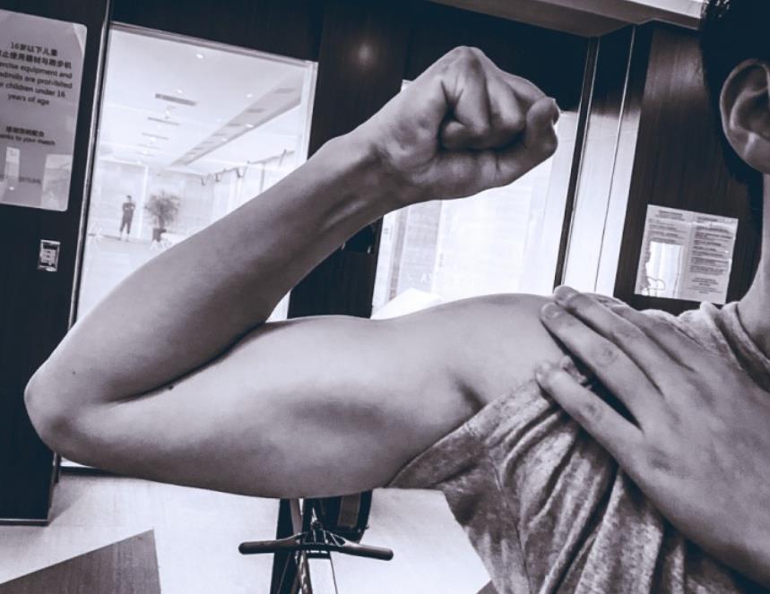 女足队员秀腹肌视频,女足队长秀六块腹肌