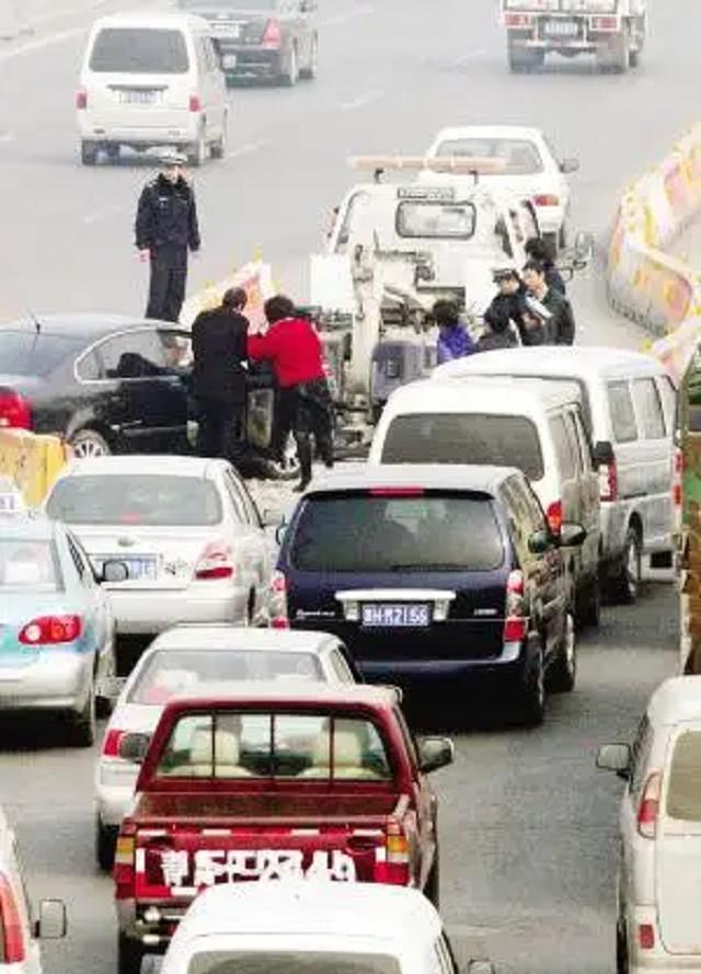 96年台湾富家女与*小平邓**警卫员订婚，女方母亲：台湾娶妻要100万