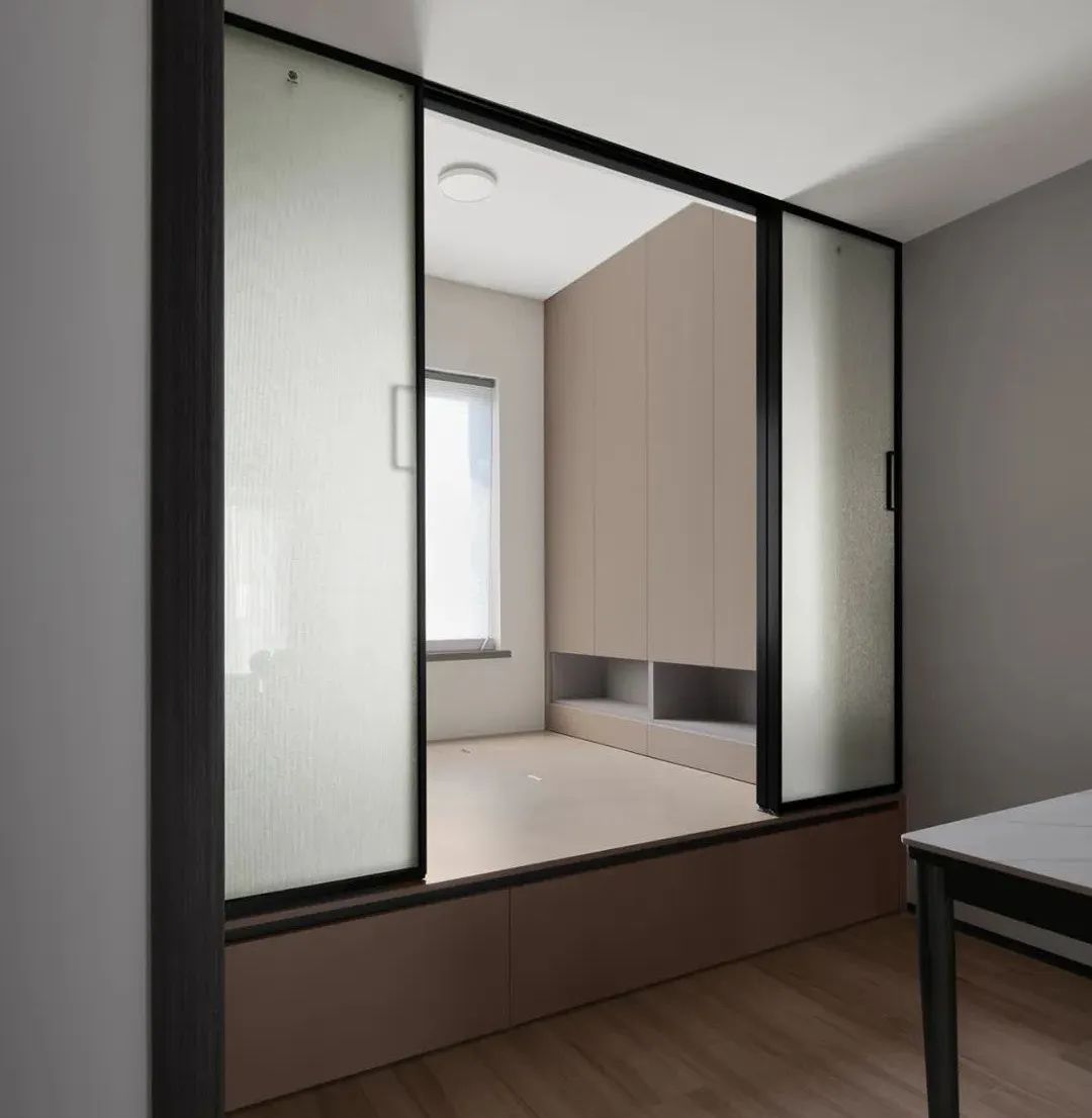 卧室暗色背景墙木饰面,木饰面装修暗色房间搭配效果