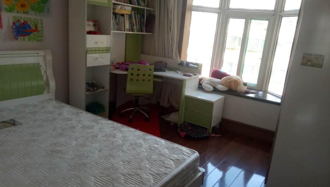 我退休金9000给儿媳8000,五一旅游她说车坐不下,后座拉着一条狗