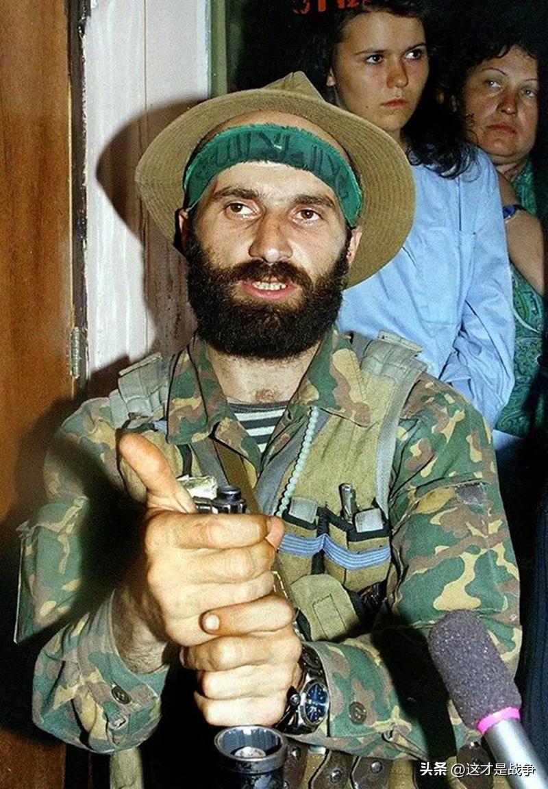 天下奇闻，恐怖分子在*队军**围观下，坐着大巴车大摇大摆离去