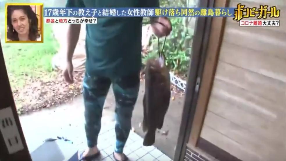 日本43岁女老师与小17岁学生相爱，私奔到海岛生活！网友慕了…