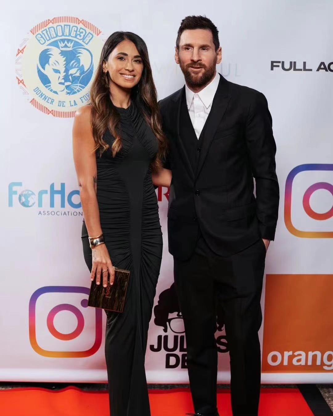 梅西安东内拉浪漫接吻视频,梅西晒全家圣诞合照安东内拉跳舞