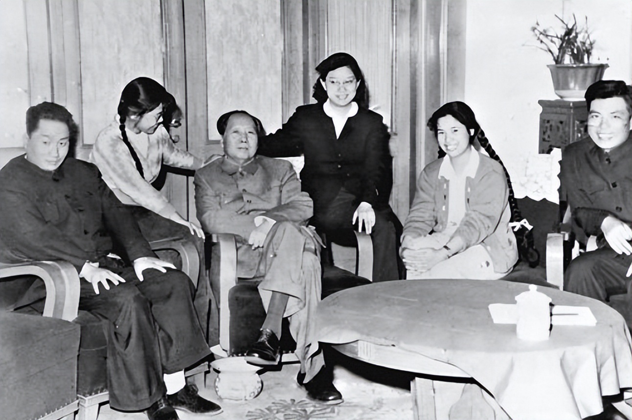 毛*东泽**劝毛岸青主动追求邵华，婚后，毛*东泽**给邵华写信：多读上邪