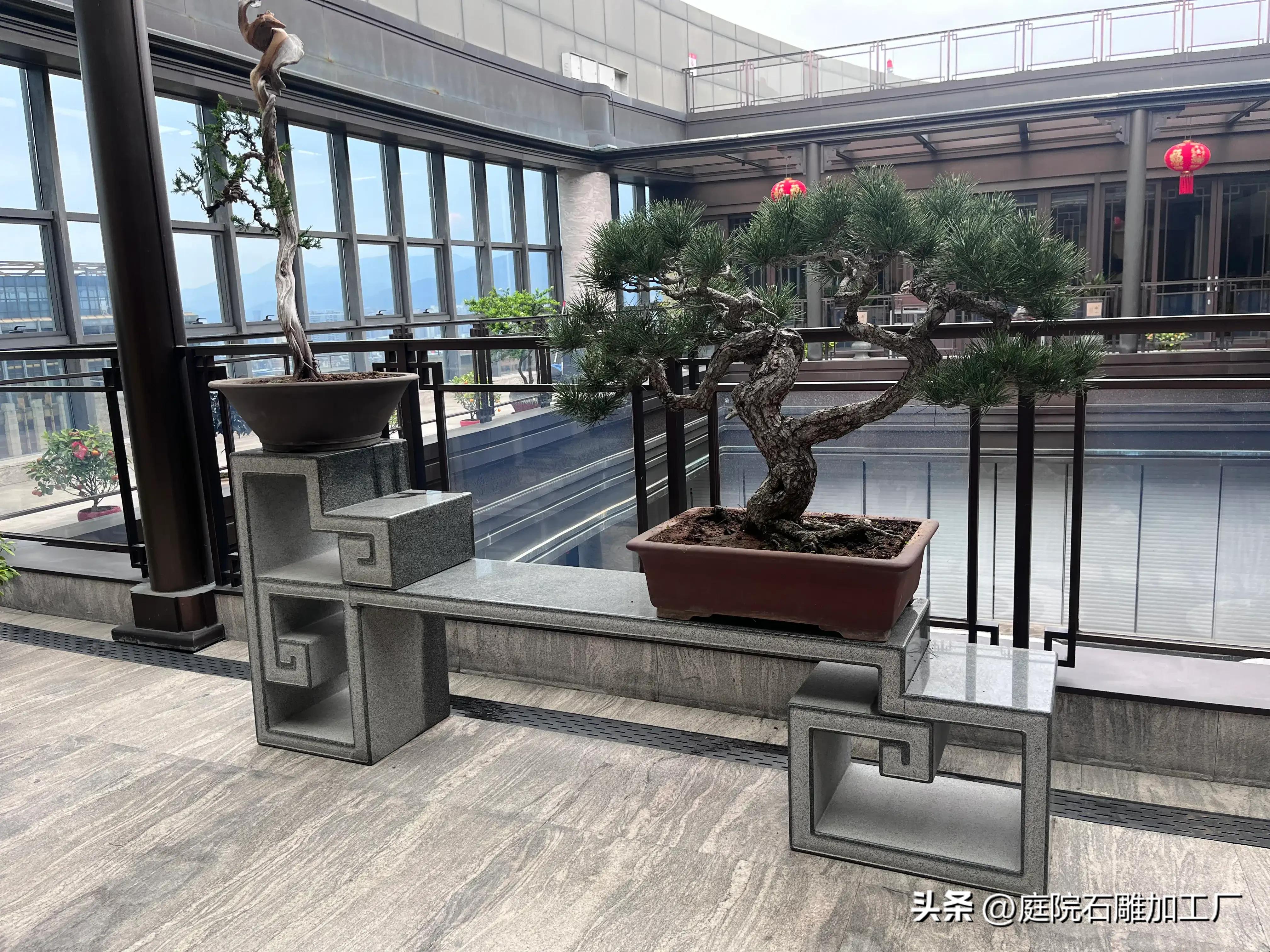 石雕花架庭院摆放效果图,庭院盆景老石板花架