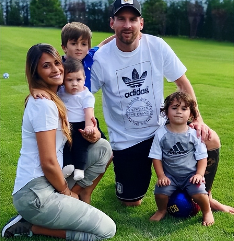 梅西致敬生命中最爱的两位女人,梅西球王真实感人故事