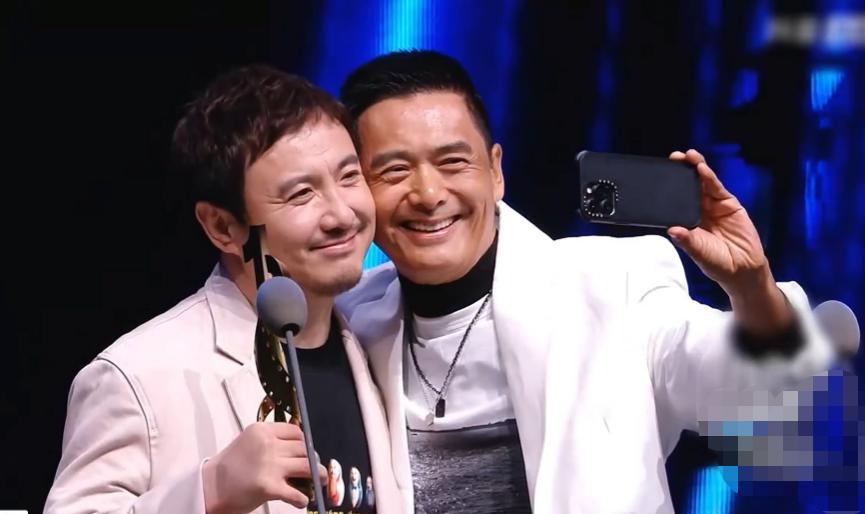 上海这一夜，内娱来了一大半，吴京谢霆锋拿大奖，冯小刚忙着交际