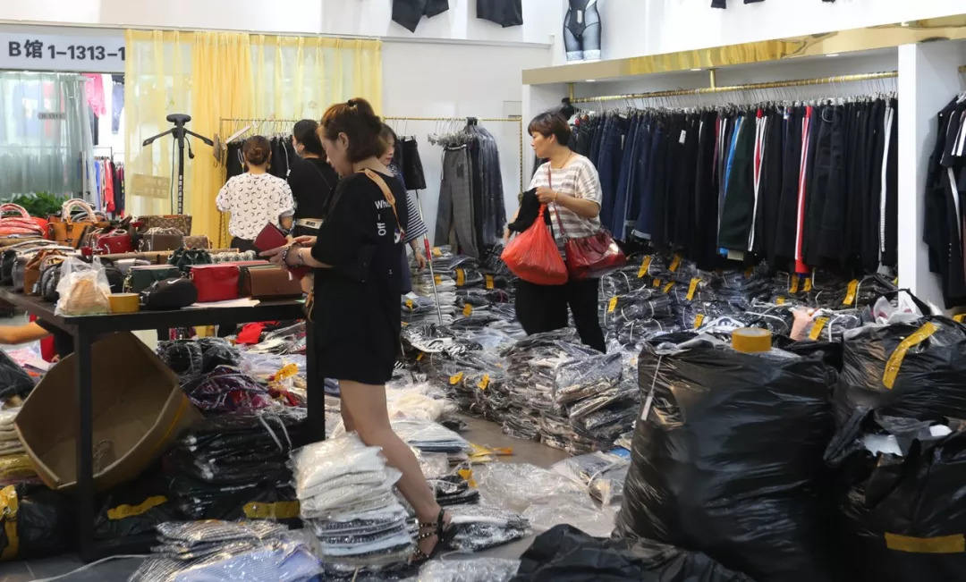 卖衣服在农村做什么生意好,开个服装批发的档口一年挣多少