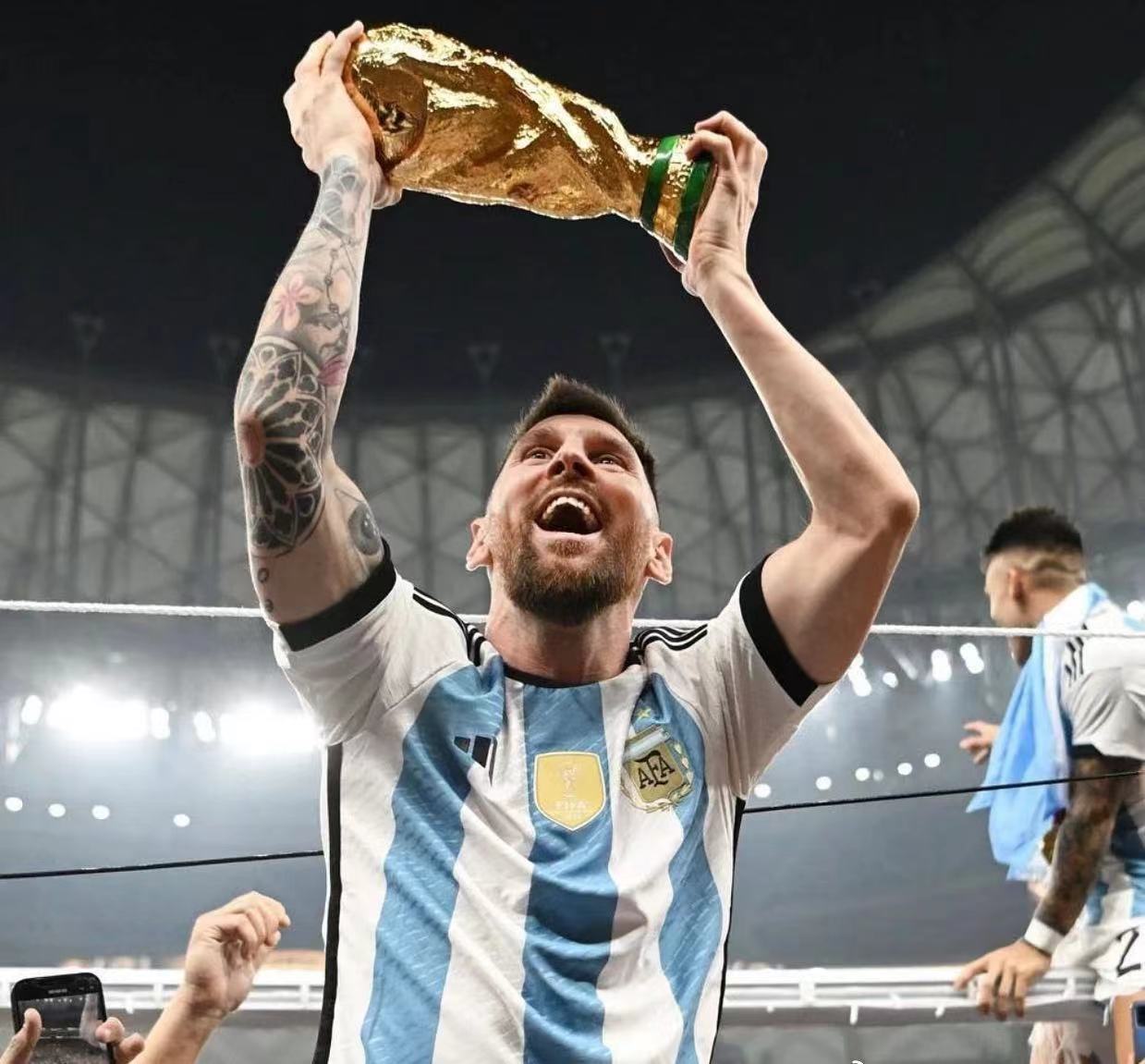 梅西抱娃庆祝冠军,梅西带领阿根廷夺冠c罗