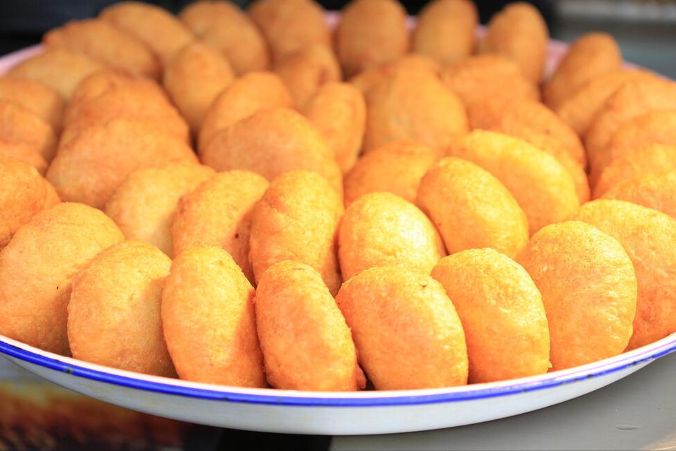 炸糖糕怎么炸又酥又脆不跑糖,炸糖糕做到这几步酥脆可口不流糖