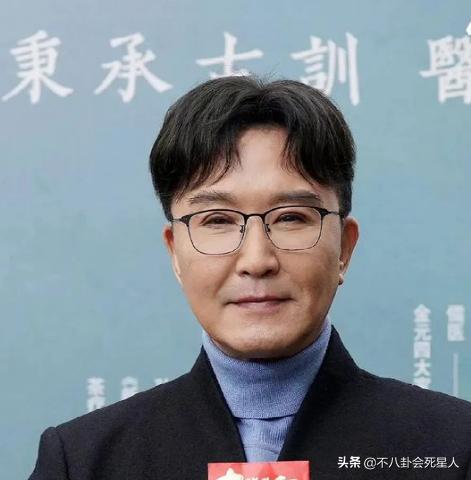 60岁吴刚脸肿僵硬，妻子下巴尖、苹果肌出戏，实力派动脸成败笔