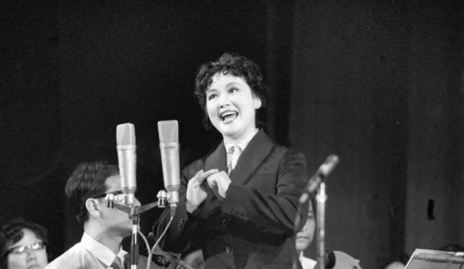 73岁李谷一全家近照曝光,73岁的李谷一全家近照曝光