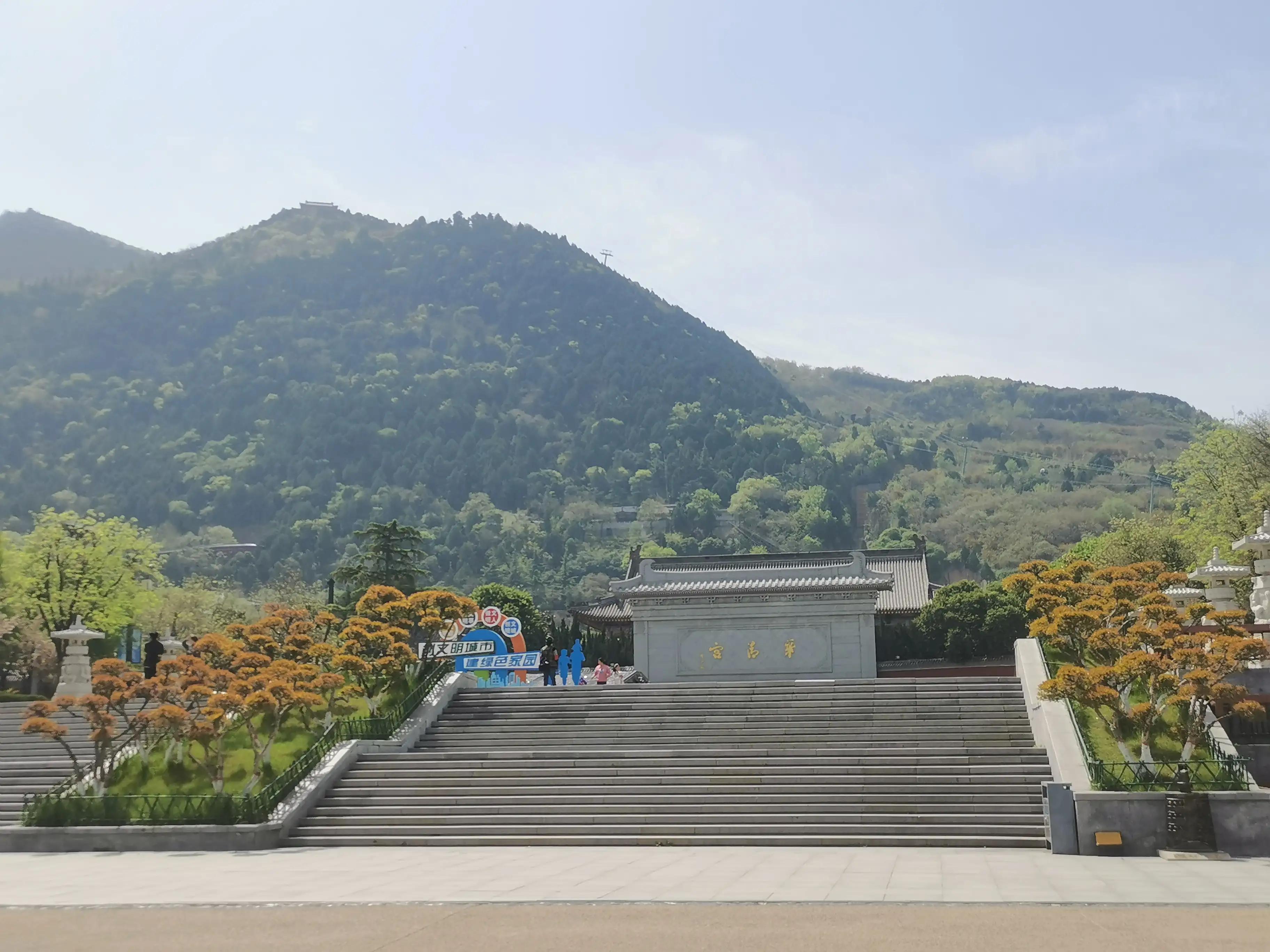 华清池温泉水滑洗凝脂,春寒赐浴华清池温泉水滑洗凝脂