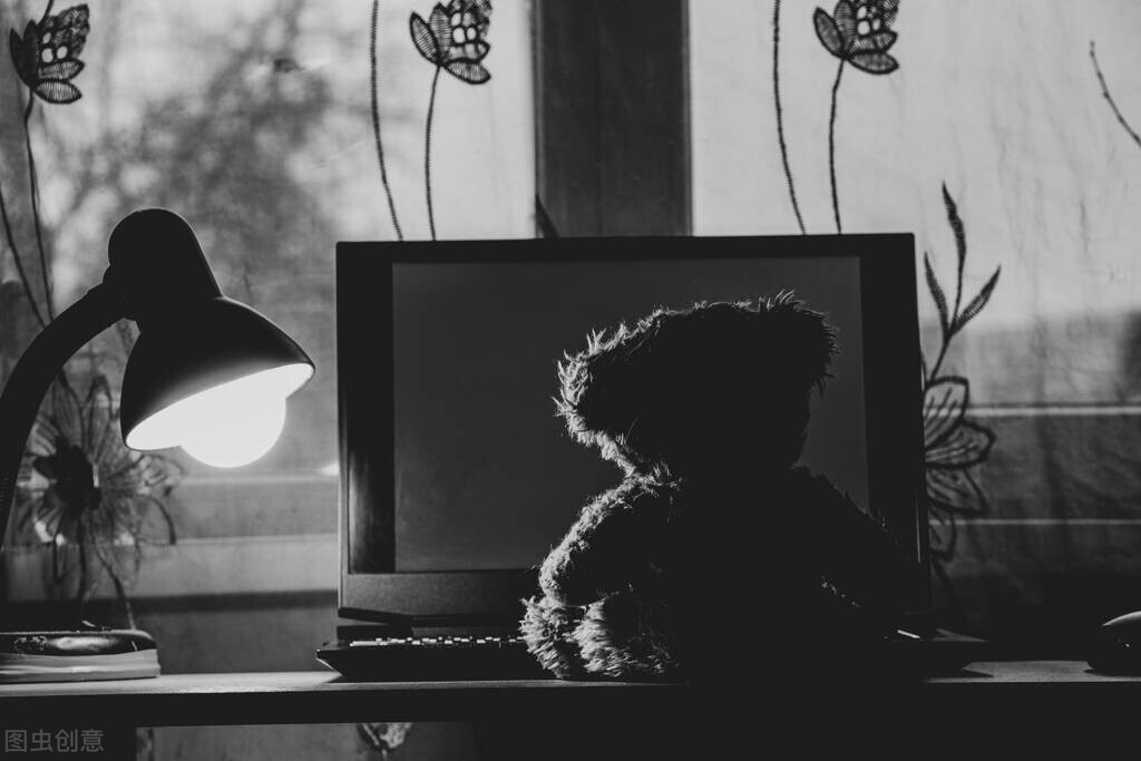 故事：五名合租的男女，在同一天离奇死亡，他们买过的药暗藏蹊跷