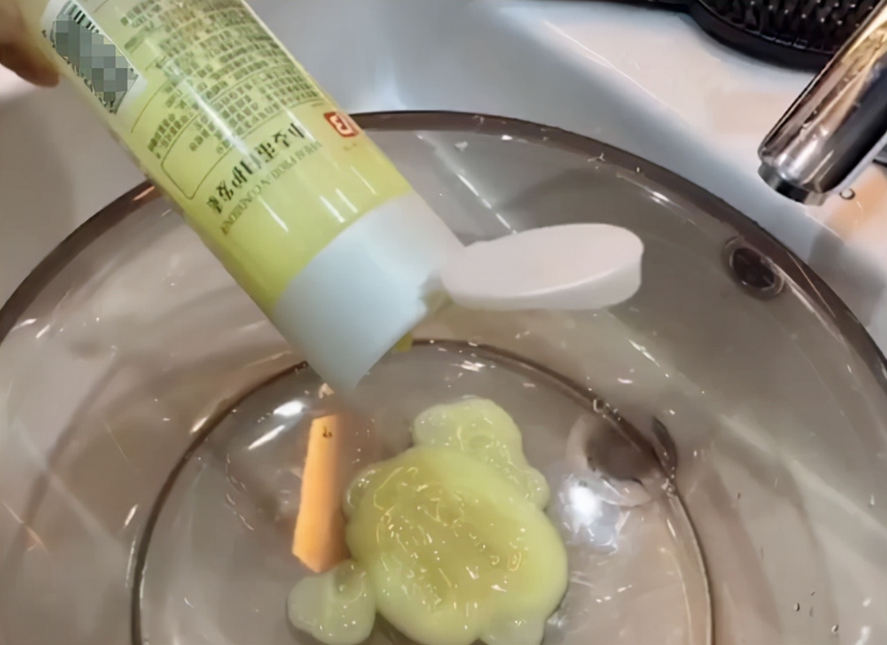 用蜂花护发素做水疗要先洗头吗,女子用蜂花护发素