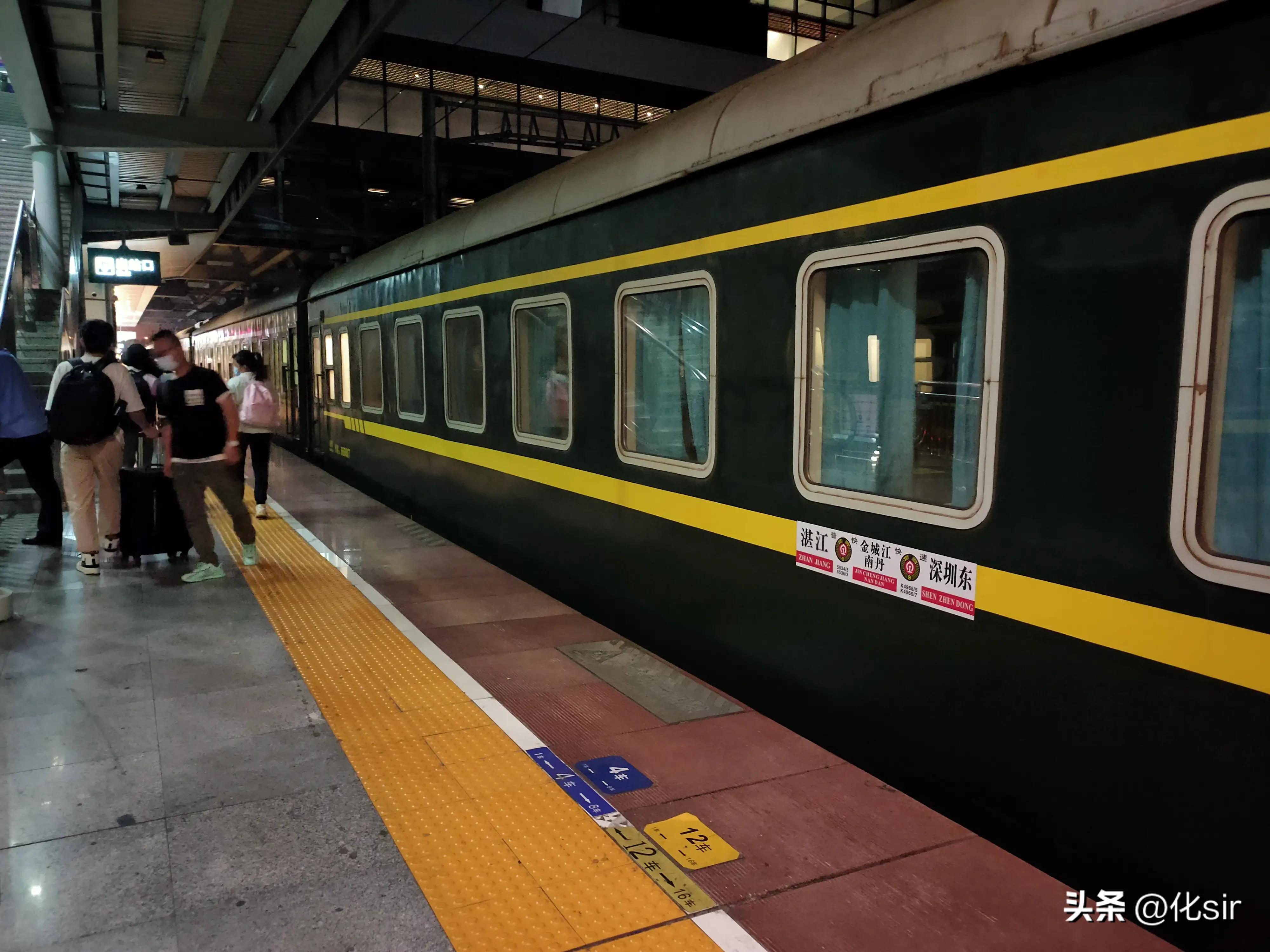 坐火车其实是旅途的一种享受,坐火车另一种享受的方式