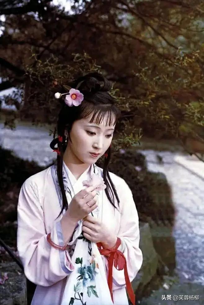 林黛玉陈晓旭葬花,陈晓旭评价黛玉哭了