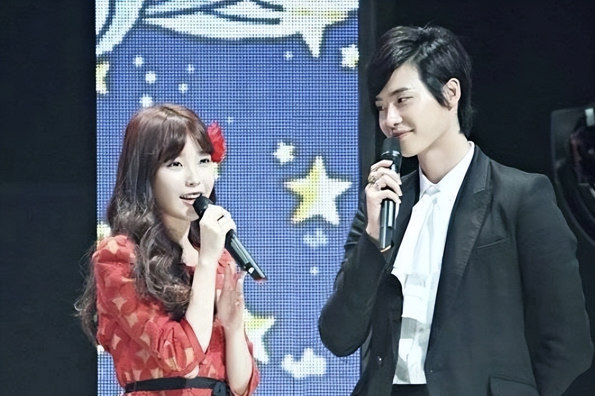 李钟硕IU恋情曝光！两人的恋爱痕迹被扒，李钟硕曾当众向女方表白