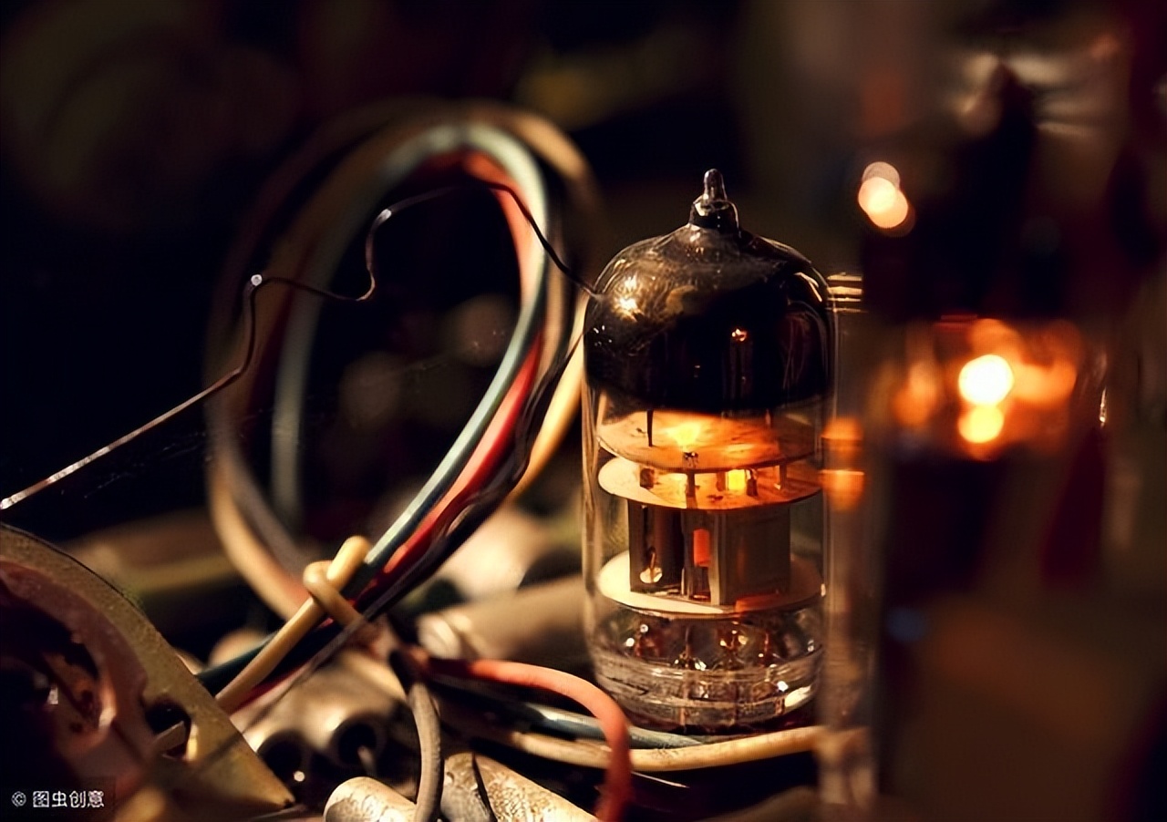 英国专家是如何利用无线电技术，发展科技领域的？对未来有何影响