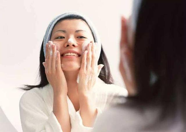 鼻子上挤出来的白色絮状是什么,鼻子挤压出现的白色条状物