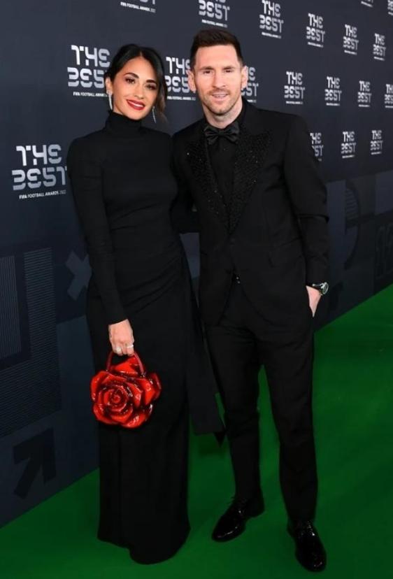 梅西与安东内拉步入婚姻殿堂,梅西情侣装