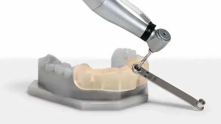 70岁的老人种牙好不好,老年人想种牙应该咨询什么