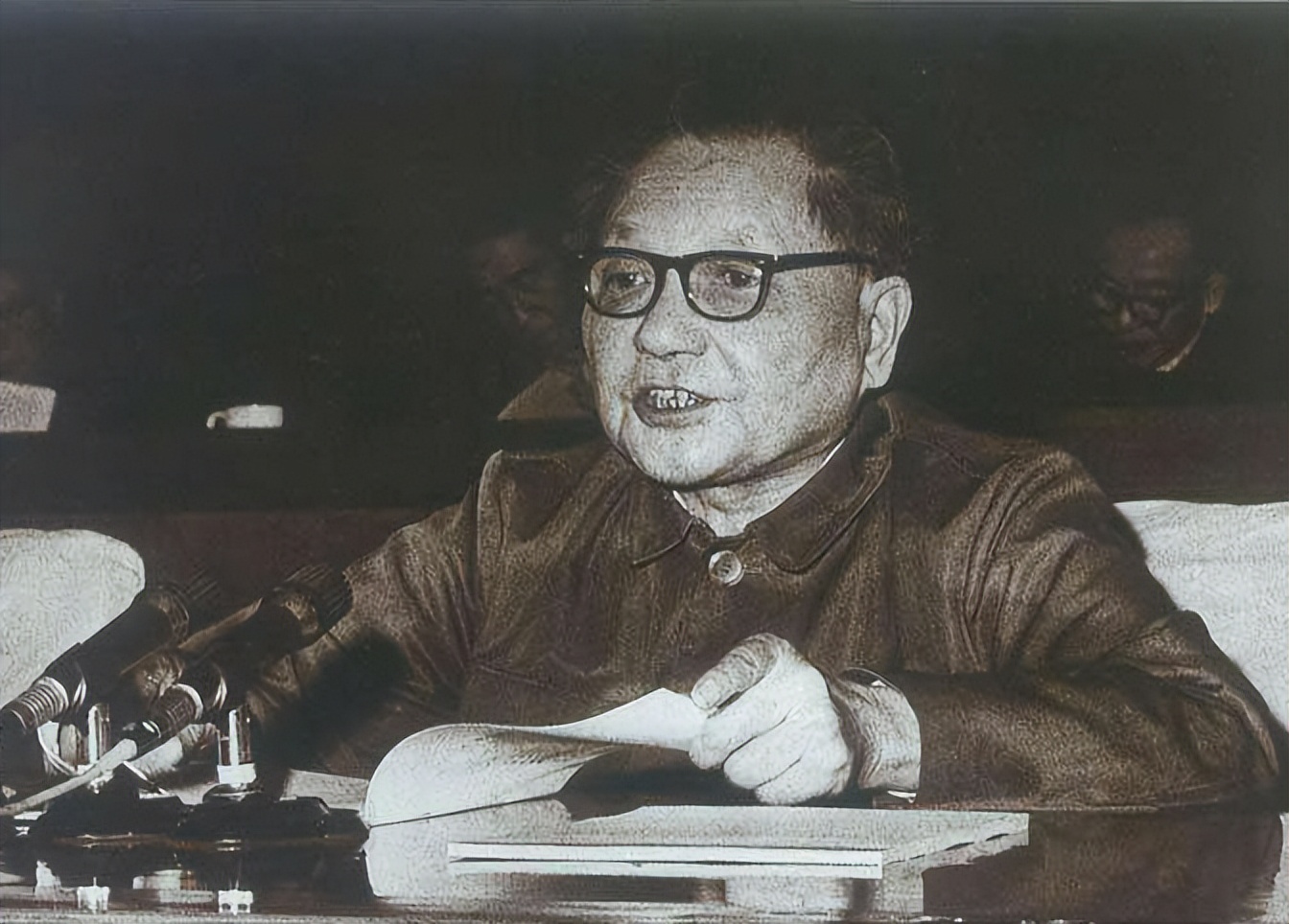 *小平邓**一生钟爱足球，连看52场世界杯，提出：足球要从娃娃抓起