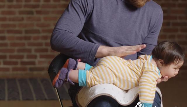 小宝宝喜欢吐奶是怎么回事,两个月婴儿怎么预防吐奶到衣服上