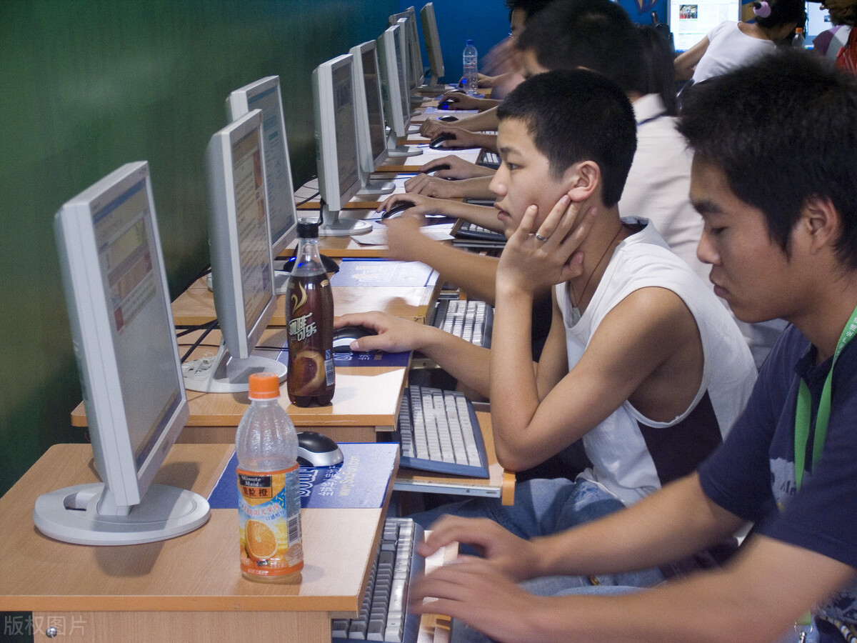 沉迷游戏网吧少年,沉迷网游的少年