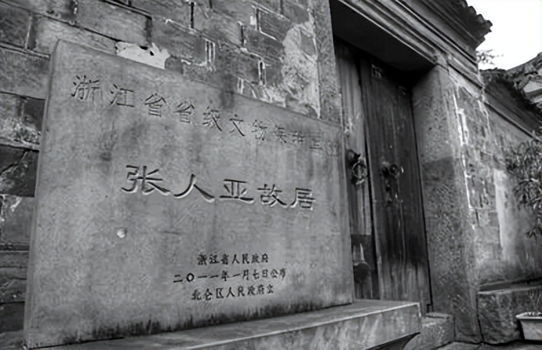 宁波老农从儿子墓穴里挖出一包裹,80岁老农挖开儿子坟墓