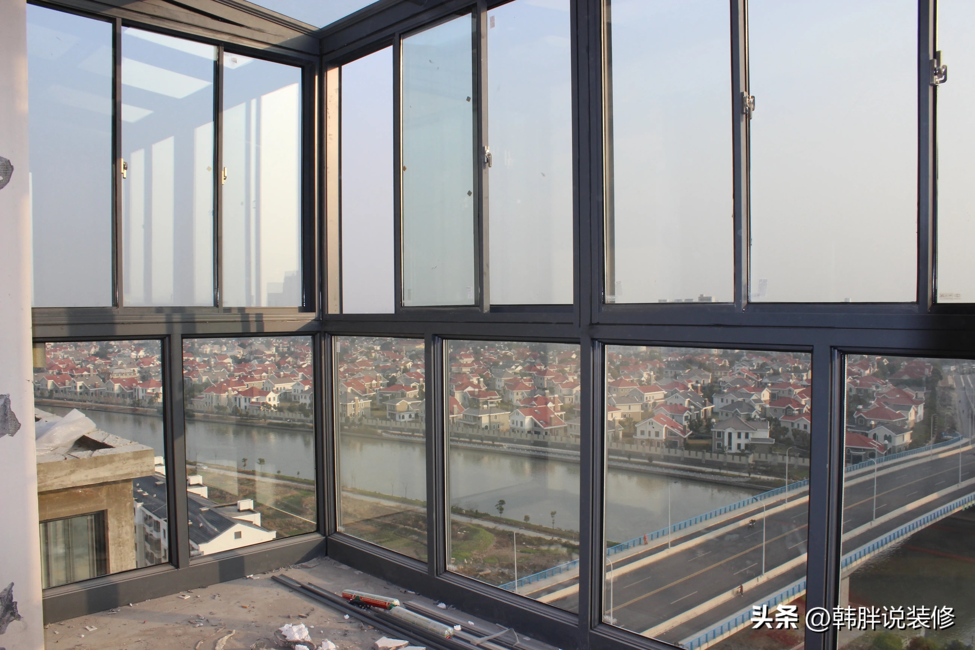 断桥铝门窗推拉款过时了吗,推拉门封阳台对比断桥平开窗