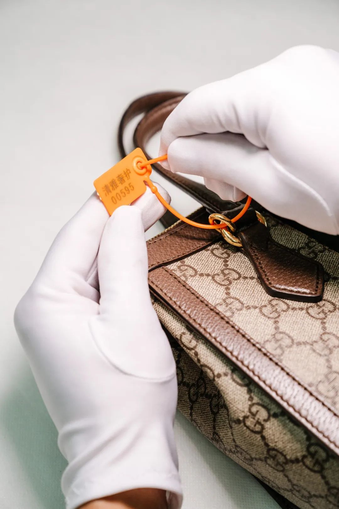 为什么有的人月薪几千还有车有房,为什么有人挣几千还买几万的包