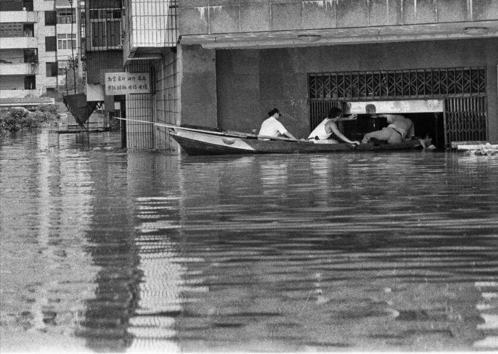 卫龙辣条包装被指涉低俗营销评论,卫龙辣条包装引质疑官方